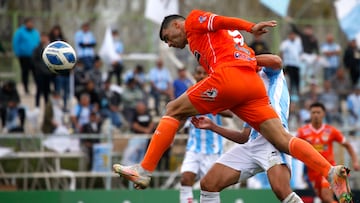 Futbol, Magallanes vs Cobreloa.
Cuartos de final, Copa Chile 2022.
El jugador de Cobreloa David Escalante, derecha, disputa el balon con la defensa de Magallanes durante el partido de ida de los cuartos de final de la Copa Chile realizado en el estadio Municpal de Sanbernardo en Santiago, Chile.
23/09/2022
Andres Pina/Photosport
Football, Magallanes vs Cobreloa.
2022 Copa Chile Championship Round of eight.
Cobreloa's player David Escalante, right, vies for the ball against Magallanes defense during the first leg match of the Copa Chile Championship held at the Municipal de San Bernardo stadium in Santiago, Chile.
23/09/2022
Andres Pina/Photosport