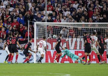 El jugador del Sevilla, Franco Vázquez, marca el 1-0 al Atlético de Madrid.