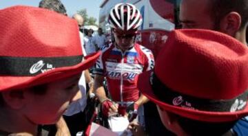 El español Joaquín Rodríguez "Purito" (Katusha) firmando autógrafos después de la novena etapa de La Vuelta Ciclista a España, a 163,7 kilómetros de recorrido entre Antequera y Valdepeñas de Jaén.