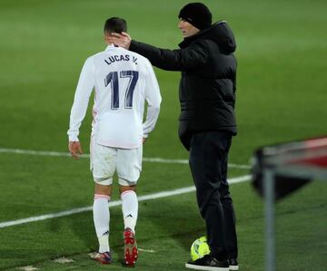 Zidane hace una carantoña a Lucas, el sábado.