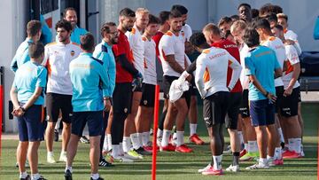 Bordal&aacute;s, con sus jugadores en el &uacute;ltimo entrenamiento antes del encuentro contra el Betis.