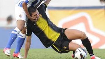 <b>INCÓMODO. </b>Pintér trata de quedarse la pelota ante el acoso de Vela, uno de los mejores del partido.