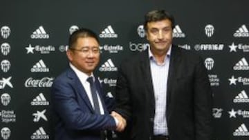 PRESENTACIÓN. Kim Koh dio la bienvenida al club a Alesanco.