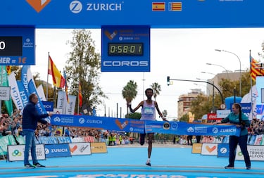 Yomif Kejelcha ganó por tercera vez en el Medio Maratón Valencia Trinidad Alfonso esta vez con un tiempo de 58:02.