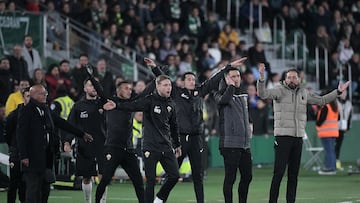 Elche's Spanish coach Jorge Almiron (R) and team members react during the Spanish League football match between Elche CF and Real Betis at the Martinez Valero stadium in Elche, on February 24, 2023. (Photo by Jose Jordan / AFP)