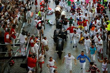 Imágenes del séptimo encierro de los Sanfermines 2022. La ganadería encargada de los toros de este séptimo encierro será la de Victoriano del Río, una de las más importantes del panorama taurino nacional.