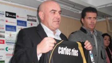 <b>DE ESTRENO. </b>Carlos Ríos ya conoce el banquillo en el que se sentará desde hoy.