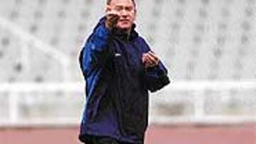 <b>CONFIANZA DEL CONSEJO</b>. Javier Clemente, encima de estas líneas, podrá trabajar con tranquilidad en las próximas jornadas, ya que el Consejo le ha dado un voto de confianza. El último directivo en hacerlo fue Joan Collet.