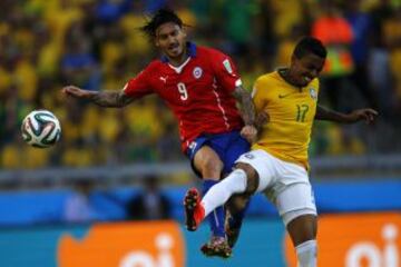 Mauricio Pinilla luchando el balón con Luiz Gustavo. En los 33' que jugó, el delantero sería protagonista en una jugada que hasta hoy es recordada.