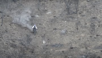 Dylan Stark en Lake Elsinore, California, en terreno arrasado por incendios con su bici de MTB