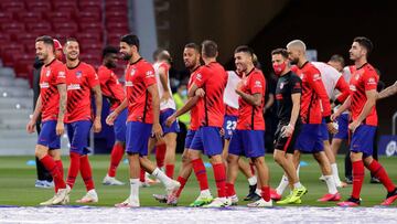 El Atl&eacute;tico de Madrid, calentando en el Wanda Metropolitano.