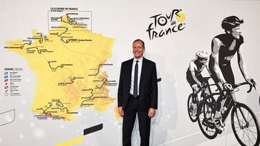 El director general del Tour de Francia, Christian Prudhomme, posa delante del mapa del recorrido de 2025 tras su presentación en París.