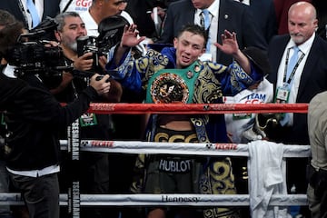 Te presentamos las mejores imágenes de la esperada pelea entre el mexicano y el kazajo celebrada esta noche en Las Vegas, Nevada.