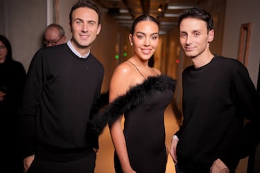 Arnaud Vaillant, Georgina Rodríguez y Sébastien Meyer en el desfile de moda Coperni Otoño/Invierno 2025, que se celebró en el Adidas Arena.
