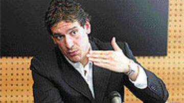 <b>SERENO</b>. Óscar Téllez, durante la conferencia de prensa en la que ofreció sus explicaciones.