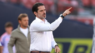 Los cambios que Gago impuso en la U: esto provoca una sanción interna