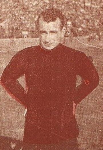 Isidro Montserrat fue el primer arquero en anotar un gol en el profesionalismo en Chile. Fue el 13 de agosto de 1933 en la victoria 2-1 de Unión Española sobre Green Cross. El golero español marcó de penal y luego repetiría ante Audax Italiano.