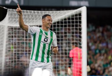 Se march¨® por banda Denilson de Sergio Ramos que no estuvo contundente al corte. Pase al punto de penalti para que solo tenga que empujarla Oliveira.