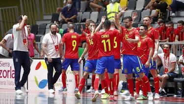 España arranca con la lección aprendida