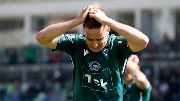 Futbol, Santiago Wanderers vs Deportes Puerto Montt.
Fecha 9, campeonato de Ascenso 2022.
El jugador de Santiago Wanderers Ezequiel Rescaldani se lamenta tras desperdiciar una ocasion de gol contra Deportes Puerto Montt durante el partido de primera division B disputado en el estadio Elias Figueroa de Valparaiso, Chile.
16/04/2022
Andres Pina/Photosport
Football, Santiago Wanderers vs Deportes Puerto Montt.
9th turn, 2022 Promotion Championship.
Santiago Wanderers player Ezequiel Rescaldani reacts after wasting a chance of goal against Deportes Puerto Montt during the promotion league match held at the Elias Figueroa stadium in Valparaiso, Chile.
16/04/2022
Andres Pina/Photosport