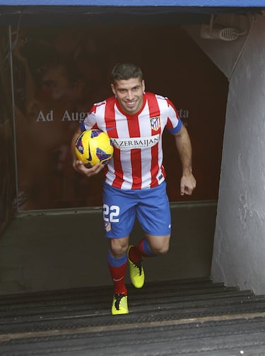 El lateral izquierdo nacido en Buenos Aires llegó en enero de 2013 procedente del Sporting de Portugal. Llegó para pelearle el puesto a Filipe Luis, pero poco pudo hacer contra el brasileño. Durante su etapa en el club rojiblanco se fue cedido al Rayo Vallecano.