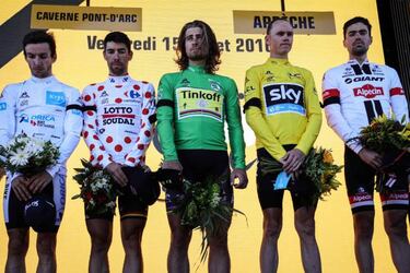 El Tour rindi¨® homenaje a las v¨ªctimas del atentado de Niza