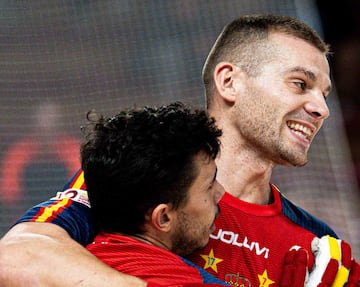 César Carballeira celebra uno de sus goles a Chile.