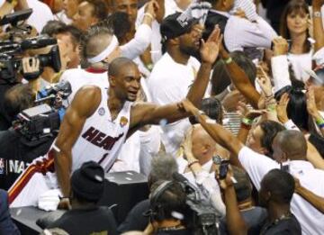 Miami Heat 95 (4) - San Antonio Spurs 88 (3). Chris Bosh celebra con los seguidores el título de la NBA.