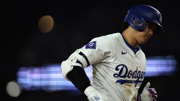 Los Angeles (United States), 03/07/2024.- Los Angeles Dodgers' Shohei Ohtani hits a homer during the seventh inning of the MLB game between the Los Angeles Dodgers and the Arizona Diamondbacks in Los Angeles, California, USA, 02 July 2024. EFE/EPA/ALLISON DINNER