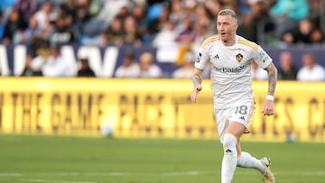 CARSON, CALIFORNIA - MAY 18: Marco Reus #18 of LA Galaxy dribbles the ball against the Los Angeles Football Club during the second half at Dignity Health Sports Park on May 18, 2025 in Carson, California. Luke Hales/Getty Images/AFP (Photo by Luke Hales / GETTY IMAGES NORTH AMERICA / Getty Images via AFP)