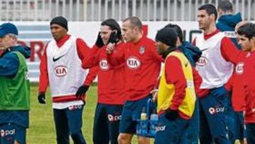 <b>SIN TREGUA. </b>Aguirre se dirige ayer a sus hombres durante la primera sesión de trabajo en Majadahonda.