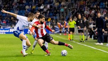 Asier Villalibre ante el Tenerife.