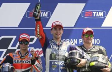 Dani Pedrosa, Jorge Lorenzo y Cal Crutchlow en el podio de la carrera de MotoGP.