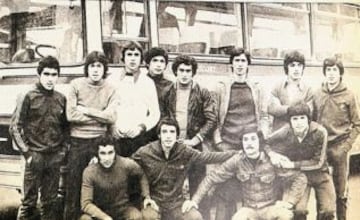 &Uacute;ltimas horas antes de viajar a Per&uacute;. En la foto, arriba de izquierda a derecha: Freddy Bahamondes, Sergio Romo, Alvaro Becker, Augusto Vergara, Gustavo Moscoso, Ren&eacute; Serrano, Ra&uacute;l Gonz&aacute;lez (padre de Mark) y Rub&eacute;n G&oacute;mez. Abajo: Claudio Mena, Juan Soto, Teodoro Gantz y Jaime Palma.