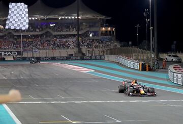 Max Verstappen cruzando la línea de meta y proclamándose campeón del mundo. 