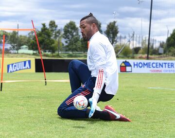 Ejercicios de reacción en velocidad, gimnasio, precisión y trabajos en pelota parada, presentes en la práctica de los porteros en el microciclo de Selección Colombia