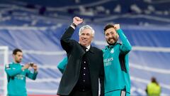 Carlo Ancelotti y su hijo Davide celebran el pase a la final de la Champions en 2022.