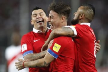 Chile alcanzó su mejor racha invicta en la historia de las Eliminatorias de Copa del Mundo: nueve partidos sin derrotas, con siete victorias y dos empates. Uruguay terminó con la marca en Montevideo (0-3).