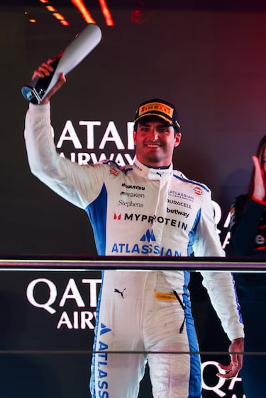 Carlos Sainz consiguió un meritorio podio al quedar tercer por delante de Lando Norris. Verstappen fue el vencedor de la carrera y Piastri, segundo.
