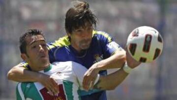 <b>GOLEADOR. </b>En la imagen, Charles intenta controlar un balón con la oposición de Belenguer. El brasileño, que marcó pronto, no pudo luego con el defensa verdiblanco.