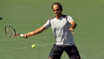 <b>DRIVE. </b>Roger Federer no tuvo que esforzarse contra Simon.