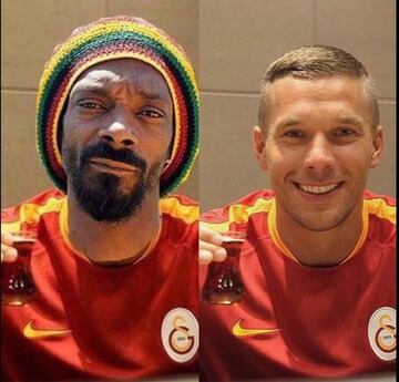 Dicha amistad con Podolski traspasó fronteras y cuando el atacante se fue al equipo turco, compartió una foto con el cantante portando la camiseta del Galatasaray. 