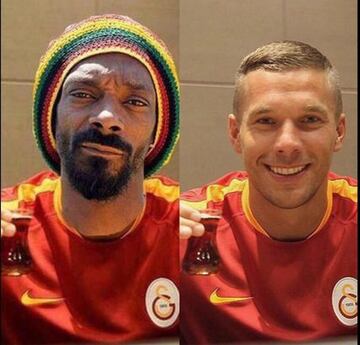 Dicha amistad con Podolski traspasó fronteras y cuando el atacante se fue al equipo turco, compartió una foto con el cantante portando la camiseta del Galatasaray.