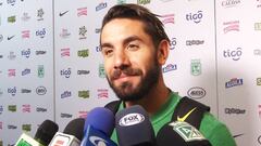 Patricio Cucchi aplaude a los hinchas en el clásico paisa