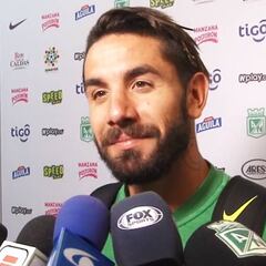 Patricio Cucchi aplaude a los hinchas en el clásico paisa