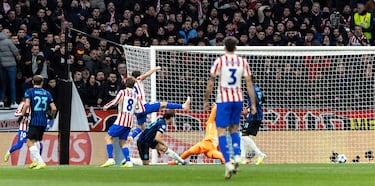 La jugada nace con un centro de Giuliano, que ganó espacio por la derecha. La pelota fue al segundo palo y el desvío de Carlos Augusto acaba con el balón golpeando en Álex Baena. El balón rechazado en el área le cae a La Araña para fusilar y marcar el 1-0, que en primera instancia fue anulado por mano de Baena pero que, tras la  revisión, subió al marcador.