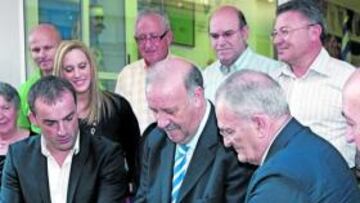 <b>CON HONORES. </b>Del Bosque inauguró la nueva sede del Museo del Fútbol Aguileño flanqueado por Jorge Carretero y Pedro Morata.
