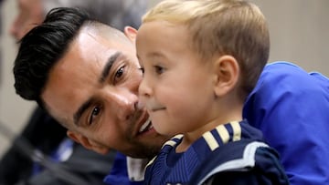 Soccer Football - Primera A - Millonarios unveil Radamel Falcao - Estadio Nemesio Camacho el Campin, Bogota, Colombia - July 16, 2024 Millonarios' Radamel Falcao with son Jedidiah during the press conference REUTERS/Luisa Gonzalez