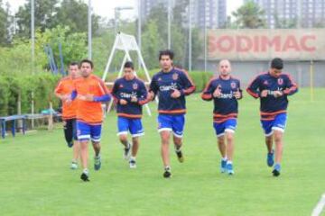 Otro grupo de jugadores trota por la cancha del CDA.