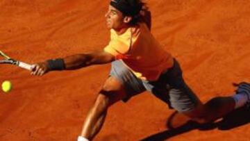 <b>ARRASÓ. </b>Nadal intenta llegar a una bola en el encuentro de ayer en el que venció a Granollers.